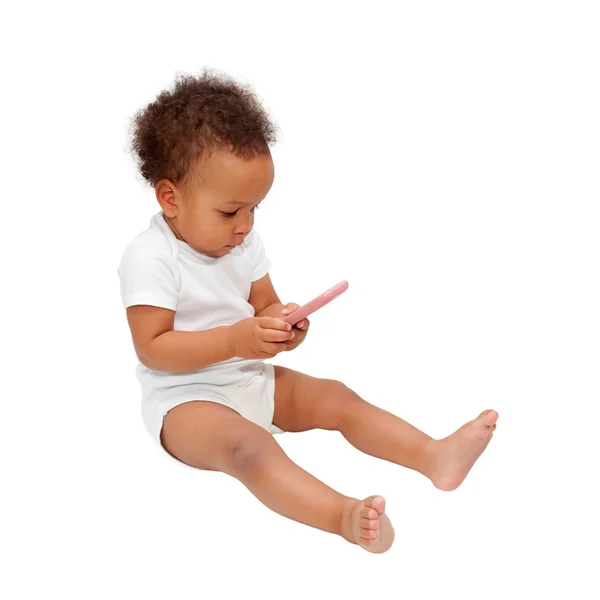 Zwarte baby spelen met mobiele telefoon. — Stockfoto