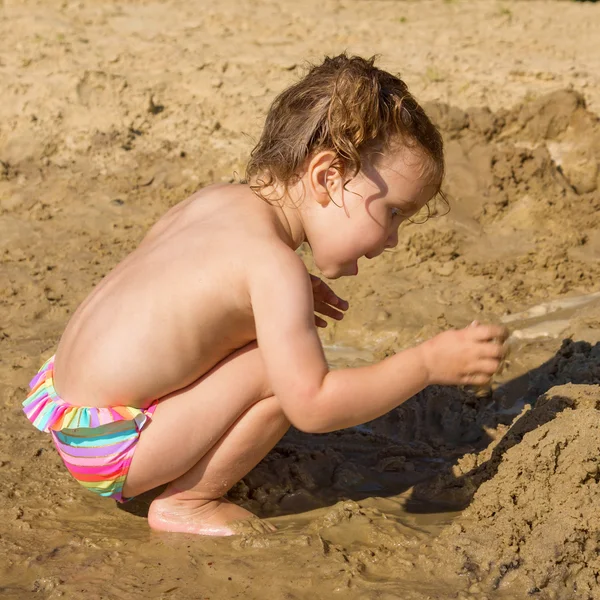 Baby spelen in zand — Stockfoto