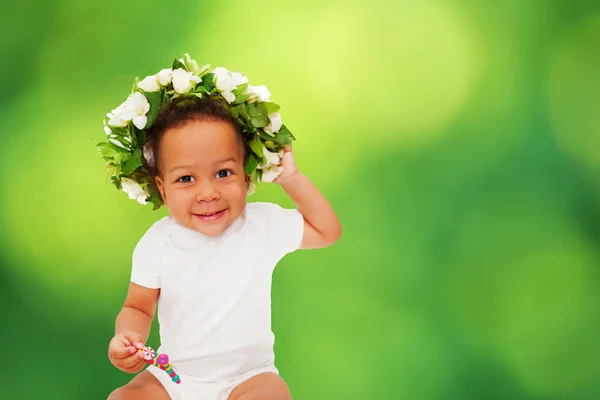 Baby met bloemen krans. Milieu bescherming concept — Stockfoto