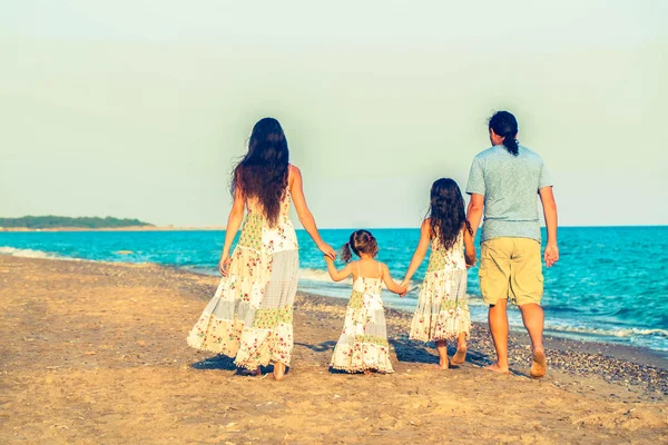 Glückliche Familie zusammen. Sommerferien. — Stockfoto
