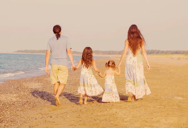 快乐的一家人一起在海滩上 — 图库照片