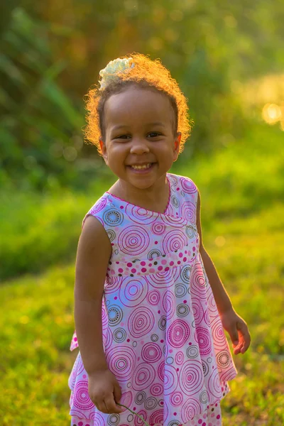 Happy souriant noir bébé fille en plein air . — Photo