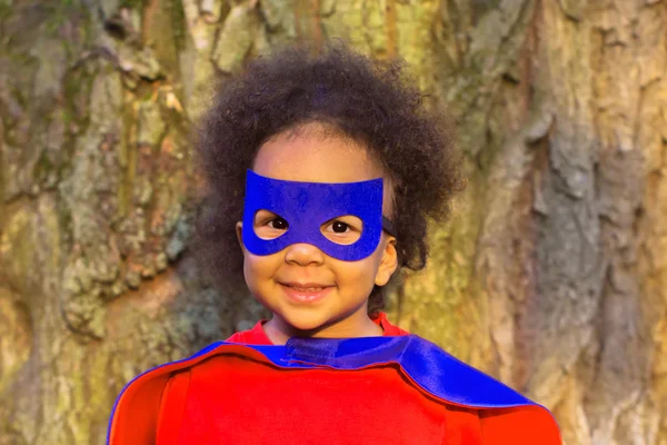 Czarny dziecko w kostium superbohatera. — Zdjęcie stockowe