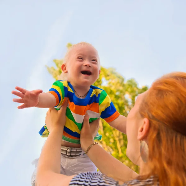 Le bébé trisomique est heureux — Photo