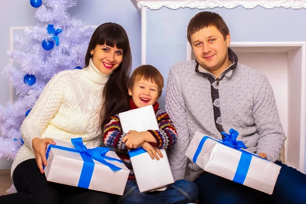 Família feliz com presentes de Natal. — Fotografia de Stock
