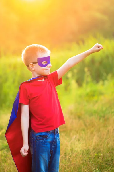 Дитина грає супергероя і супер людини — стокове фото