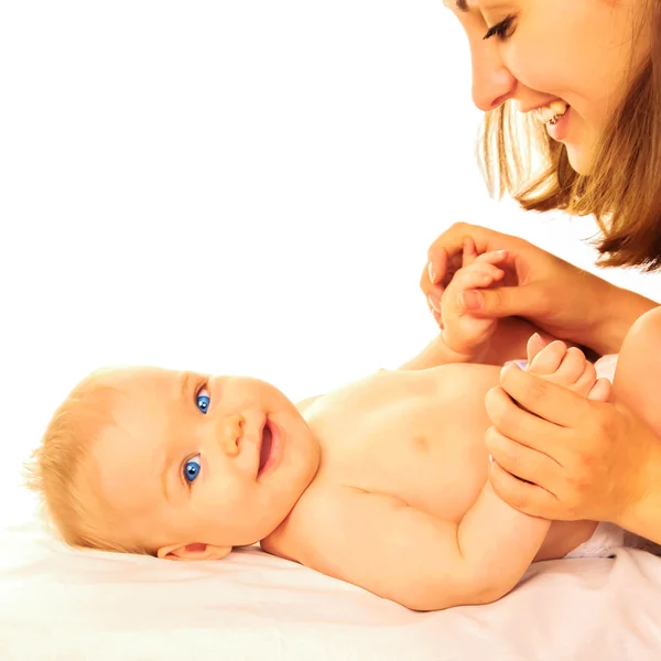 Mãe feliz e bebê brincando juntos . — Fotografia de Stock