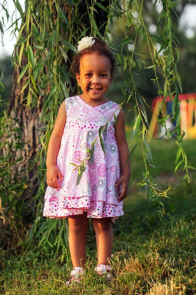 Feliz sorrindo menina bebê preto ao ar livre . — Fotografia de Stock