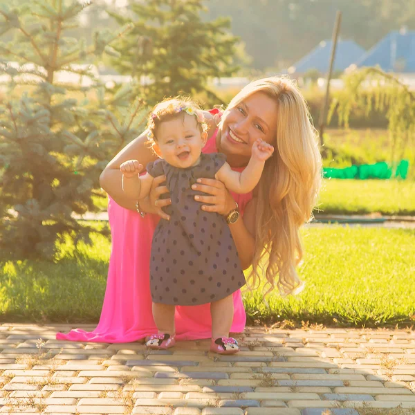 Glückliche Mutter mit kleiner Tochter — Stockfoto