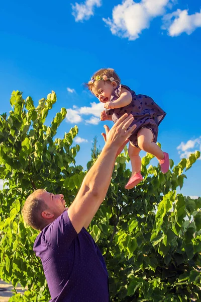 Vader dochter omhoog gooit en vangsten. — Stockfoto