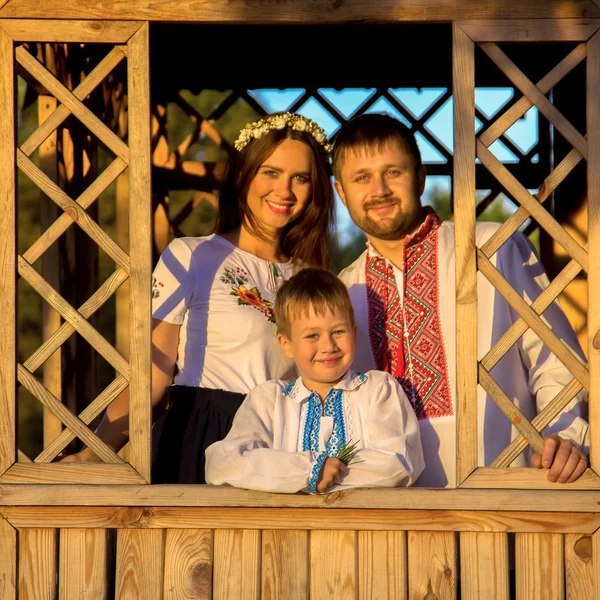 Family in Ukrainian national costumes. — Stock Photo, Image