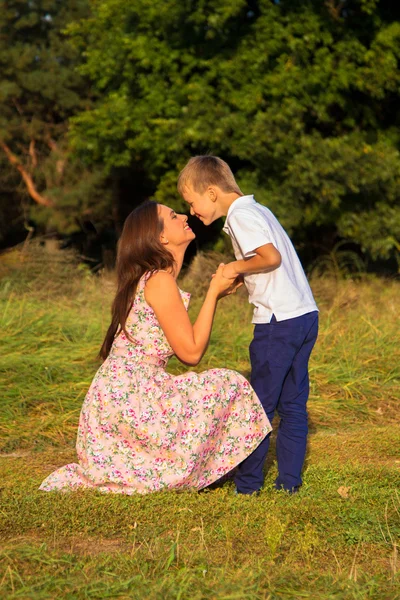 Madre e hijo divirtiéndose juntos — Foto de Stock