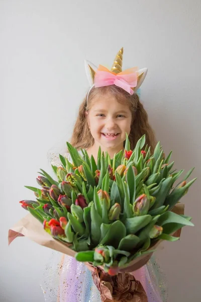 Pequena Menina Bonita Com Buquê Flores Primavera Tulipas Fundo Branco — Fotografia de Stock