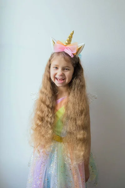 Portret Van Een Lachend Klein Schattig Meisje Met Lang Blond — Stockfoto