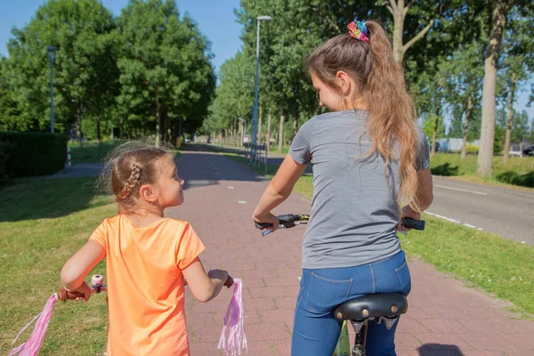 Дети Ездят Велосипедах Велосипедной Дорожке Счастливые Девушки Ведут Здоровый Образ — стоковое фото