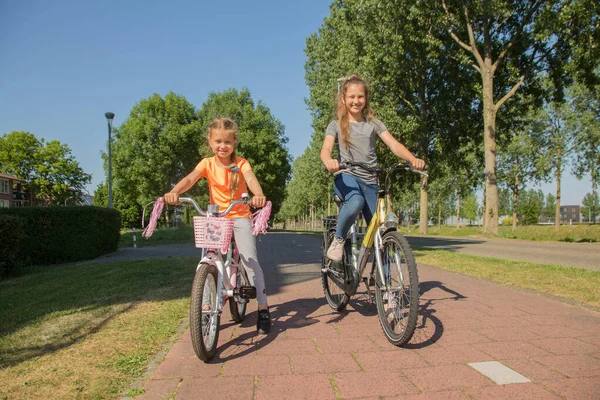 Les Enfants Font Vélo Sur Piste Cyclable Les Filles Heureuses — Photo