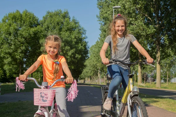 Les Enfants Font Vélo Sur Piste Cyclable Les Filles Heureuses — Photo