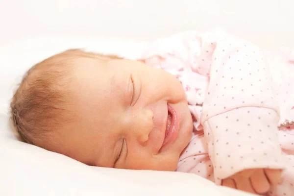 Bonito Bebê Recém Nascido Sorridente Adormecido Bebê Recém Nascido Sorri — Fotografia de Stock