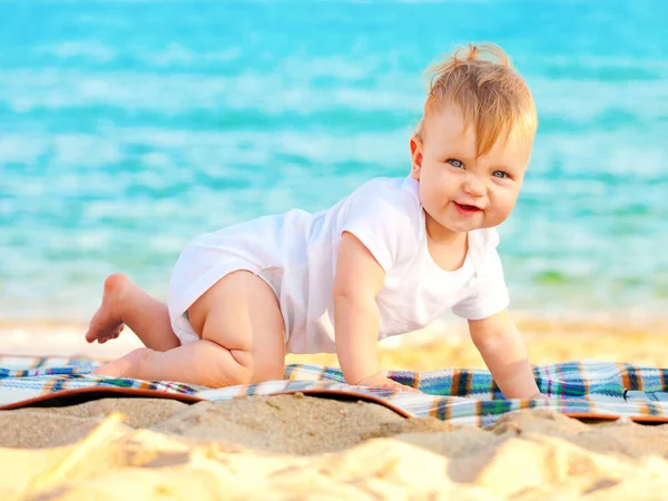 Szczęśliwe Dziecko Cieszy Się Wakacjami Plaży Rodzinne Wakacje — Zdjęcie stockowe