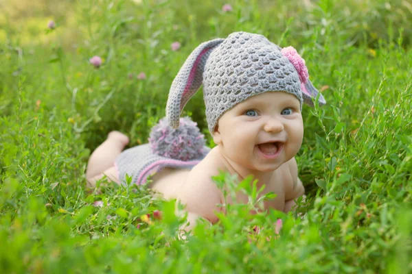 Bebê como um coelho ou ovelha — Fotografia de Stock