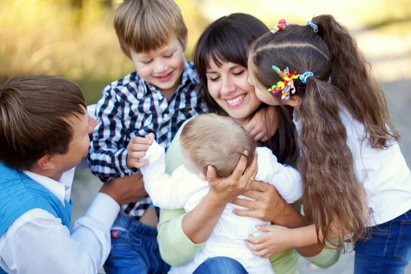 Stora familjen kramas. Glad familj koncept — Stockfoto