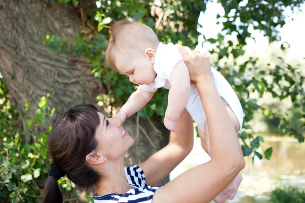 Mère et bébé jouer à l'extérieur — Zdjęcie stockowe