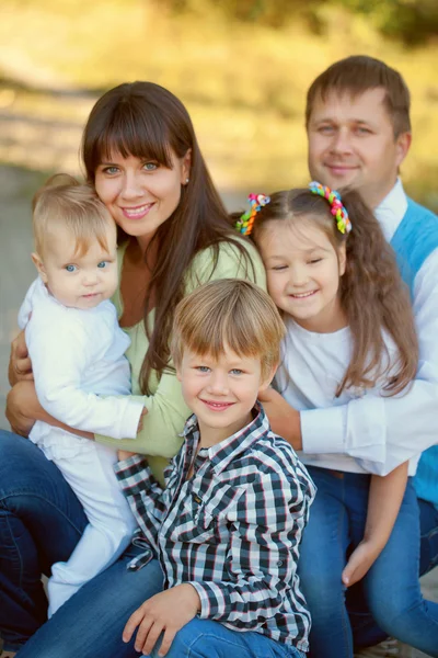 Grote familie knuffelen. gelukkig familie concept — Stockfoto