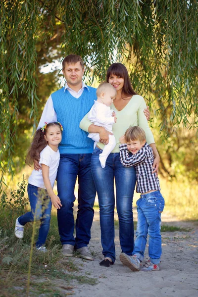 Vater, Mutter, Sohn, Tochter und Baby zusammen. — Stockfoto