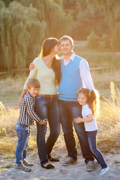 Lycklig familj gå tillsammans — Stockfoto