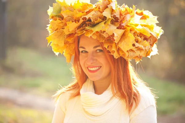 Mujer de otoño con corona de hojas de arce de otoño — Foto de Stock