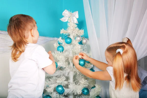 Barnen dekorera julgran. — Stockfoto