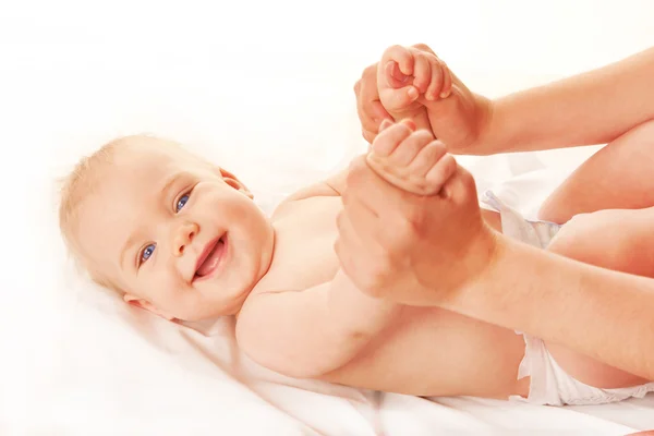 Baby masáž. Matka masírovat ruce dítě — Stock fotografie