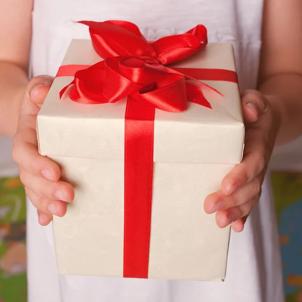 Des mains d'enfants avec un cadeau. Fête des mères, fête des pères — Photo