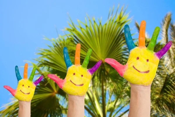 Mani di famiglia con sorrisi contro palma — Foto Stock