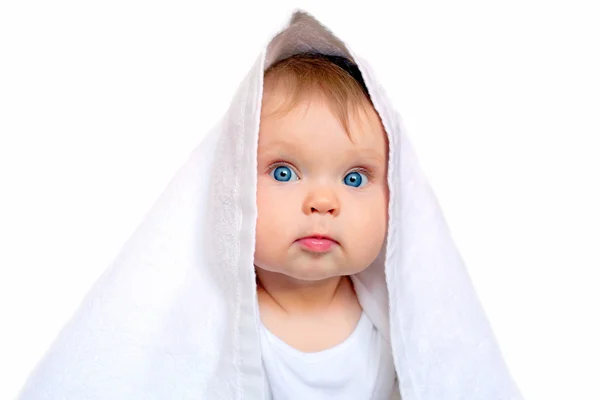 Bebê sob o towe branco — Fotografia de Stock