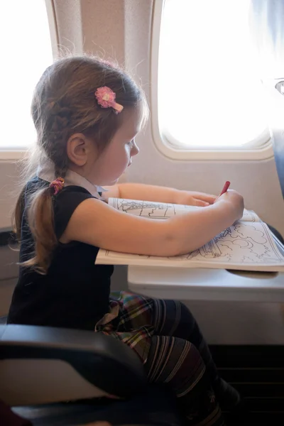 Kind tekenen tijdens het vliegen met het vliegtuig — Stockfoto