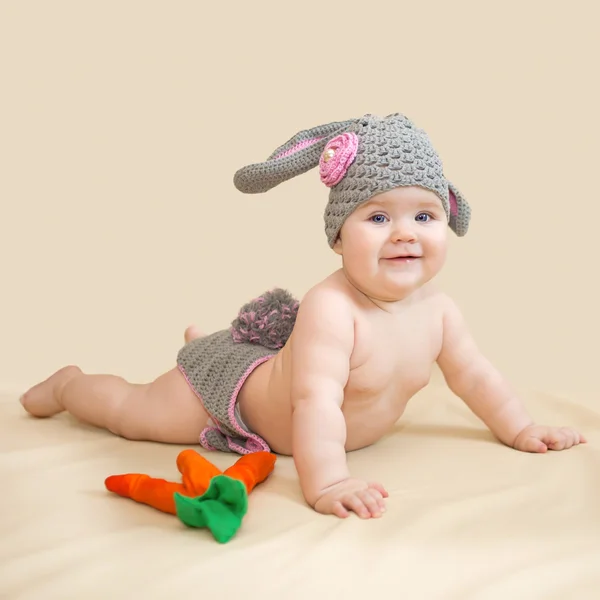 Bébé porte en costume de lapin — Photo