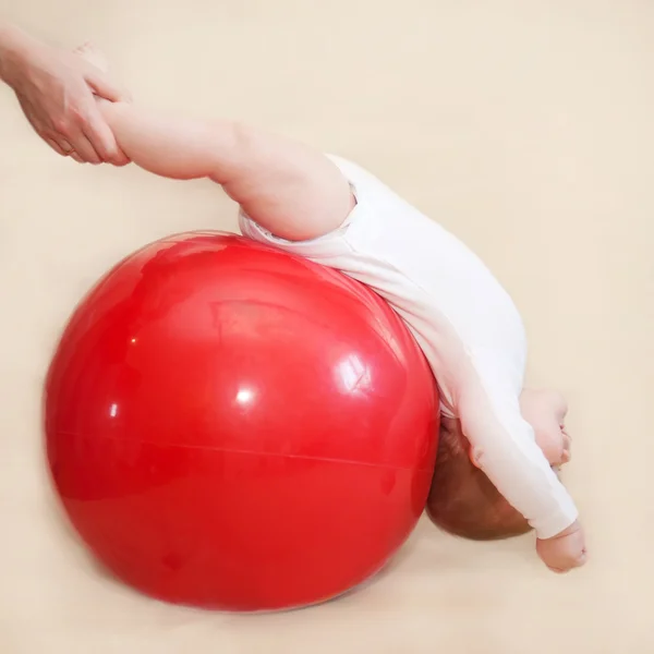 Bebé jugando deportes con pelota de fitness . — Foto de Stock