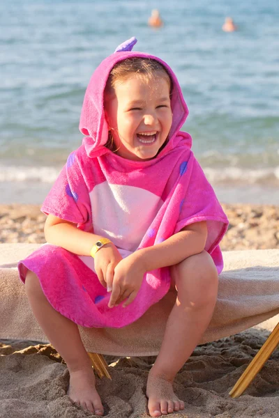 Gelukkig kind dragen strandlaken — Stockfoto