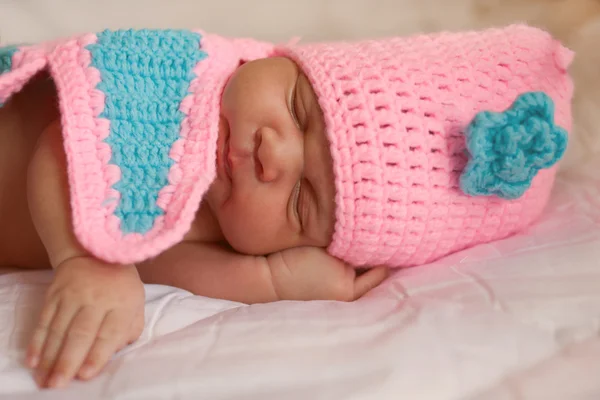 Mulatto újszülött baba alszik, fárasztó kötött — Stock Fotó