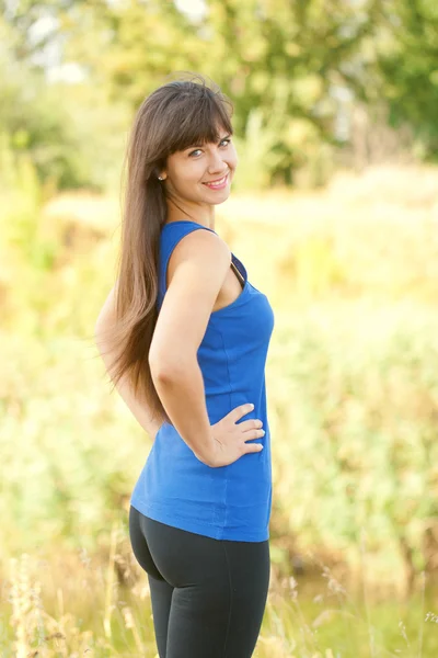 Middle-aged woman doing exercises outdoors. — Stock Photo, Image