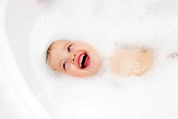 Aranyos baba úszás, a bath-ban — Stock Fotó