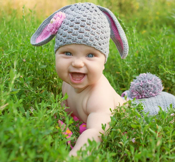 Happy baby easter bunny in green grass. — Stock Photo, Image