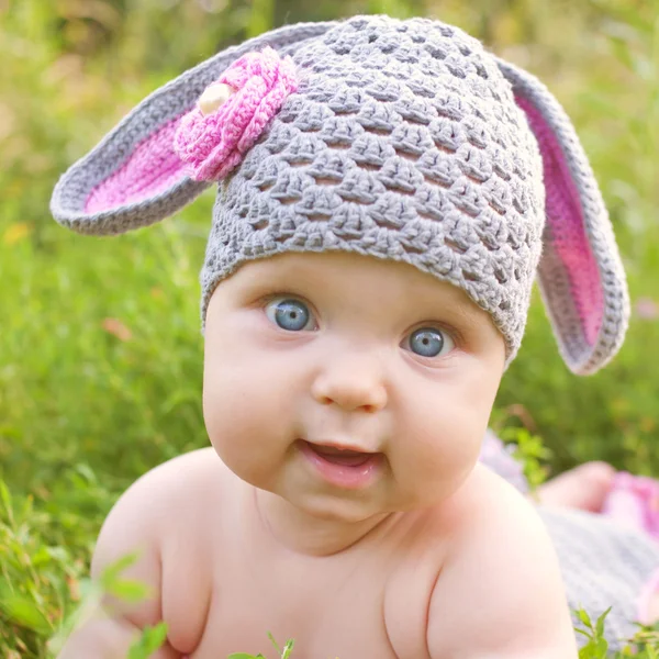 Baby-Osterhase oder Lamm aus grünem Gras — Stockfoto