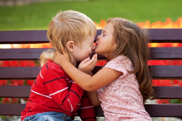 Un par de niños amándose abrazándose — Foto de Stock