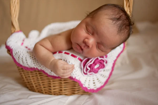 Bebê recém-nascido mulato dormindo em cesta — Fotografia de Stock