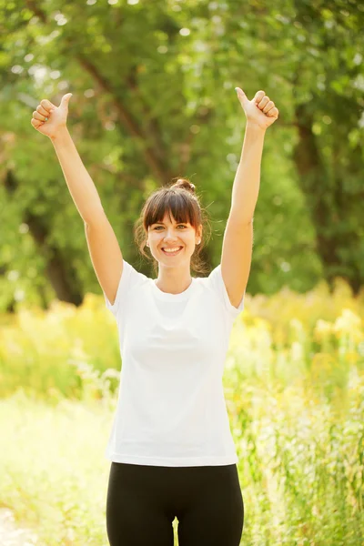 Sorrindo mulher mostrando polegares para cima sinal — Fotografia de Stock