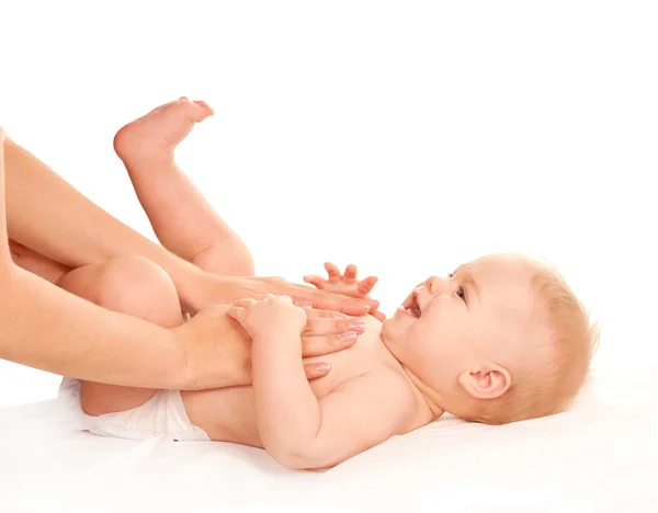 Massagem de bebé. Mãe massagem criança barriga . Fotos De Bancos De Imagens