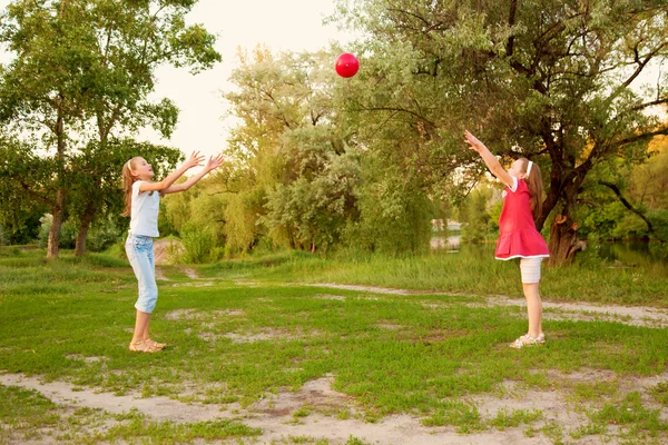 Kinderen spelen in een suburbane wijk. — Stockfoto