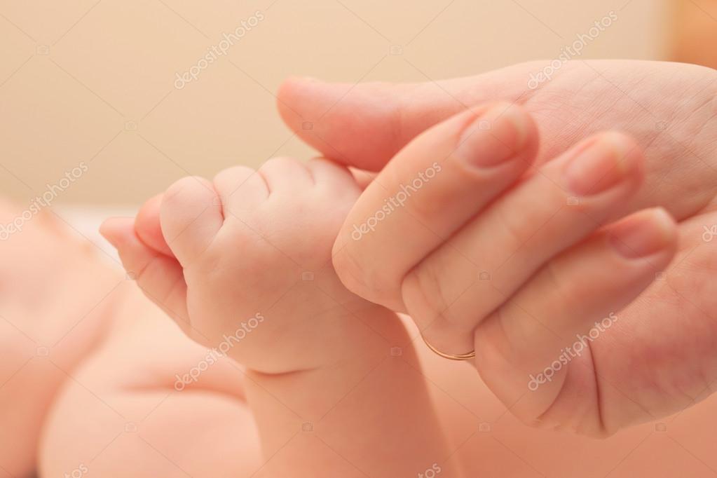 Des Mains De Bebe Et De Mere Concept De Famille Image Libre De Droit Par Vitalinka C Des Mains De Bebe Et De Mere Concept De Famille Image Libre De Droit Par Vitalinka C